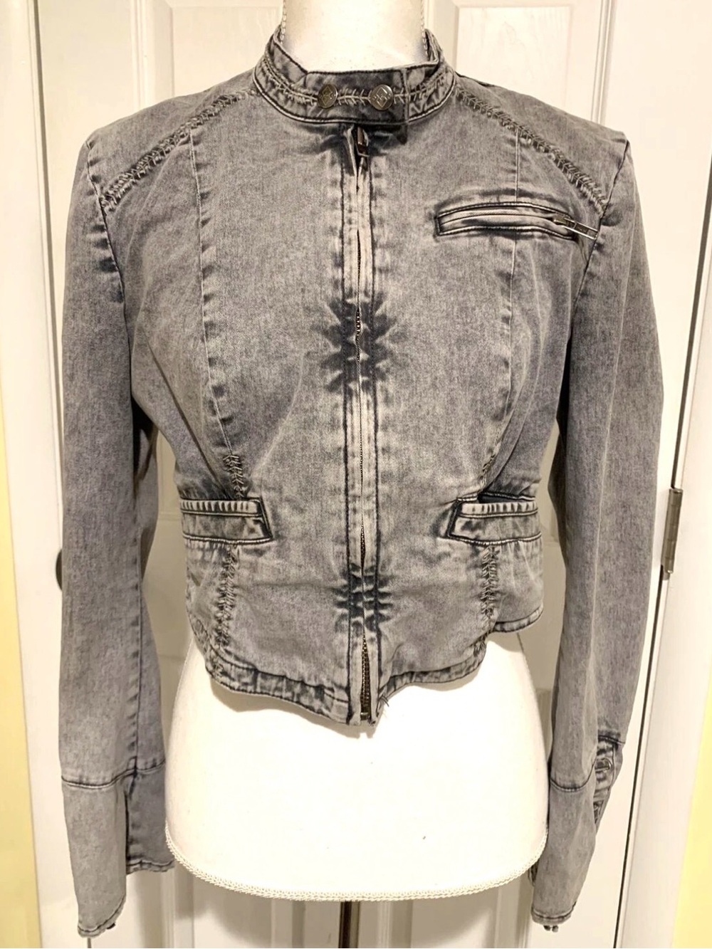 Free People Faded Grey-Blue Denim Jean Jacket, size 2 - Picture 4 of 5